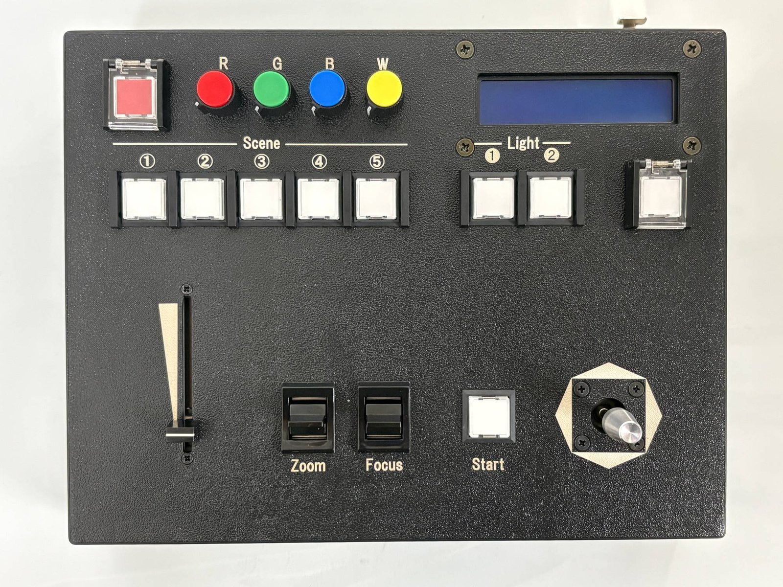 ムービングライト2台用 ジョイスティックコントローラー実機の上面パネル。ジョイスティック、ディマーフェーダー、R/G/B/Wノブ、LCD、照光式ボタン