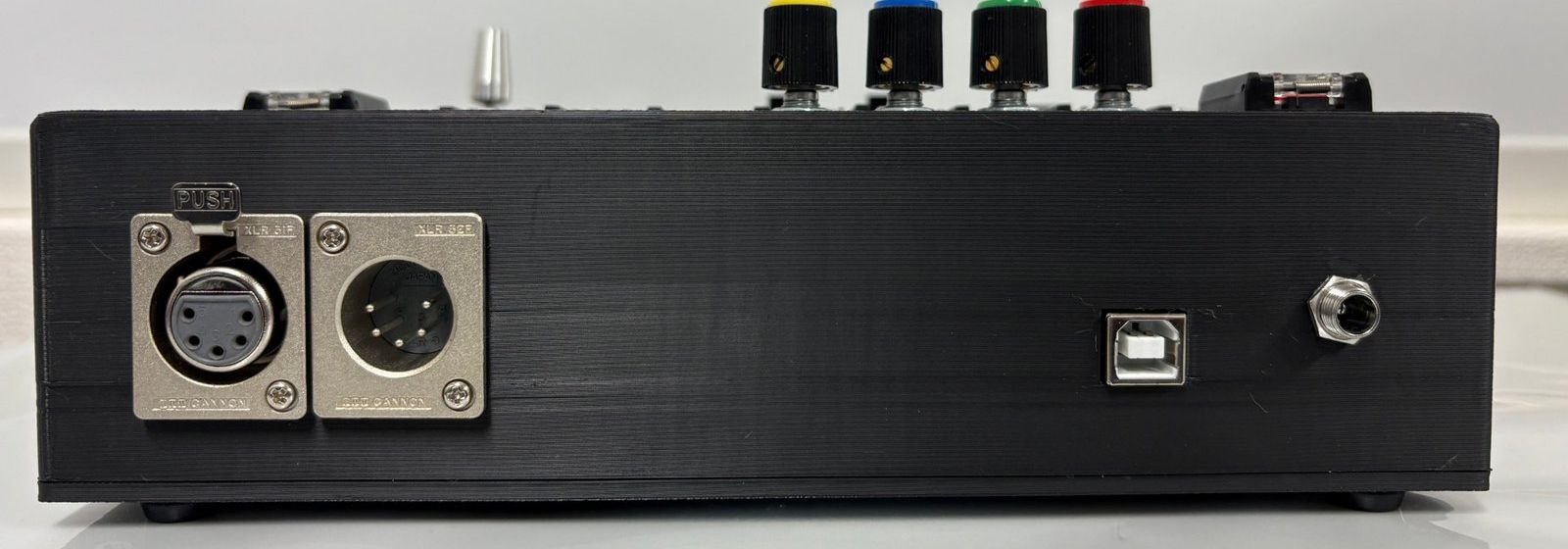 背面パネル。左からDMX OUT（XLR 5ピン メス）、DMX IN（XLR 5ピン オス）、USB、DC5V入力